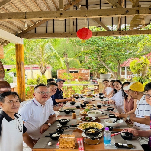 Bữa cơm gia đình Việt